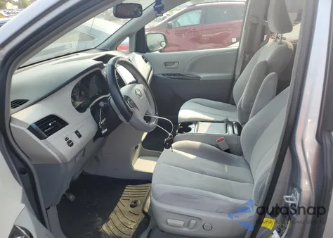 2012 Toyota Sienna Le z USA, uszkodzony, nr VIN 5TDKK3DC7CS202019